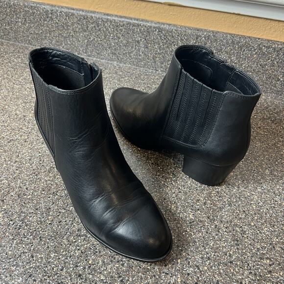 Clarks Classic Ankle Bootie Womens Sz 9M Black Leather Comfort Casual Block Heel - Picture 1 of 11